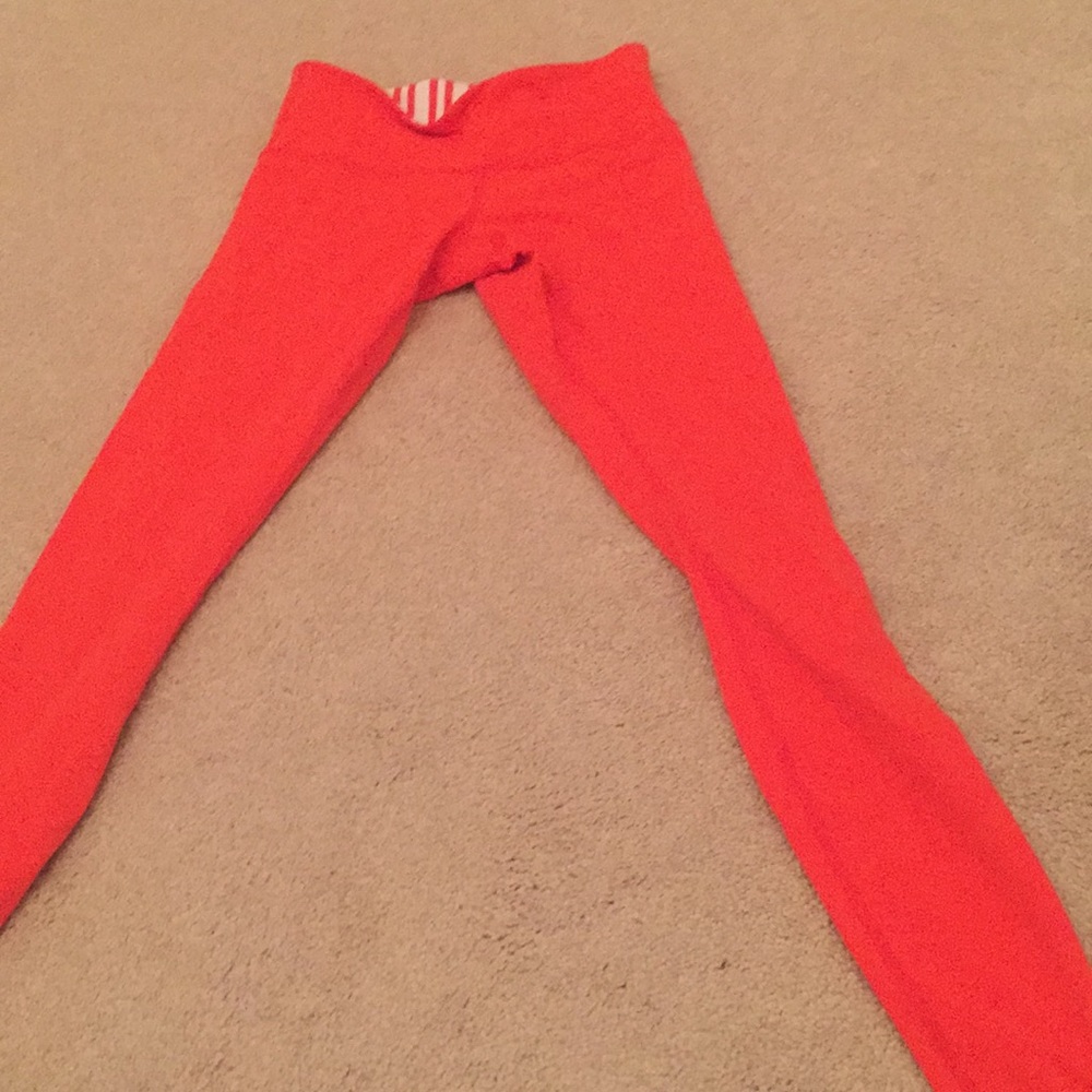 Women's red lululemon wunder under leggings